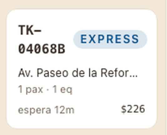 Tarjeta de la cola de despacho con el folio TK-04068B, la ruta y el importe.