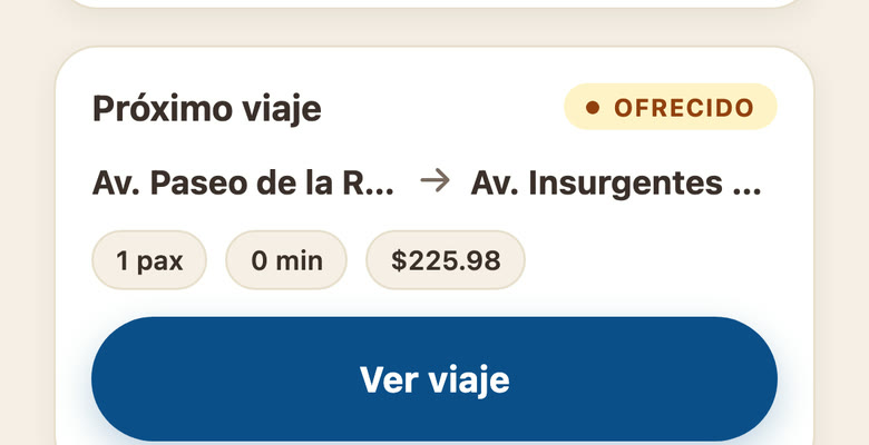 Teléfono del conductor con el próximo viaje ofrecido, la ruta y el importe.